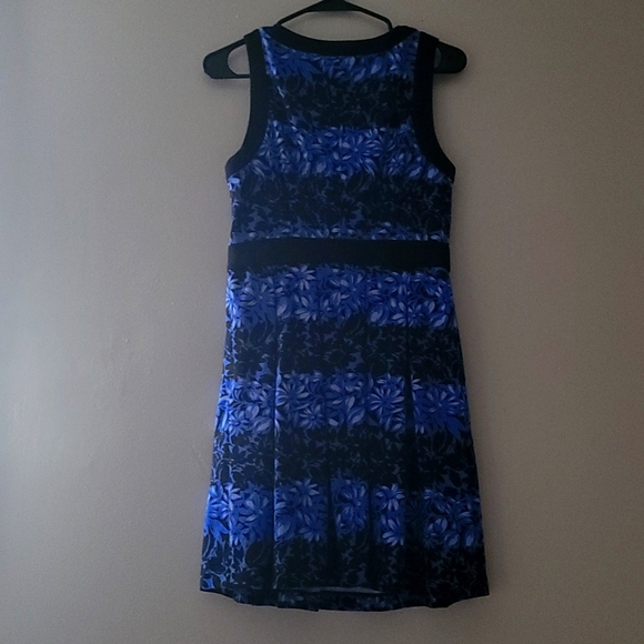 ELLE SIZE 6 BLUE/BLACK FLORAL PRINT! BEAUTIFUL QUILITY MATERIAL! GREAT CONDITION - Picture 5 of 7